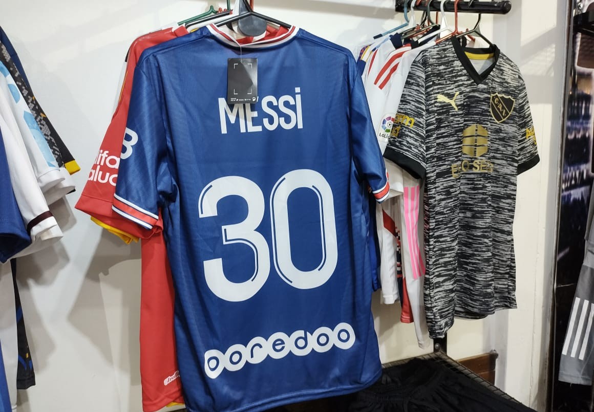 Tres Arroyos: robaron 30 camisetas de Messi de un local de indumentaria deportiva | Actualidad