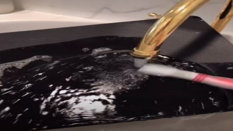 Video: quiso sorprender a su novio y lavó la playstation con agua y jabón | Internacionales