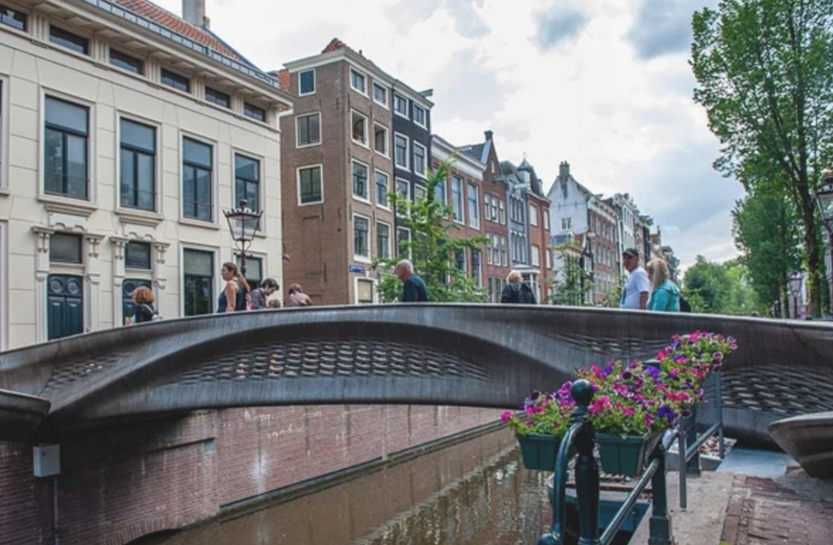 Quedó inaugurado el primer puente de acero en el mundo hecho con una impresora 3D | Internacionales