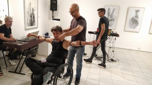 Diseñan un dispositivo inalámbrico para generar música y juegos con señales eléctricas de músculos | Actualidad