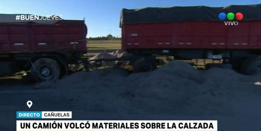 Un camión volcó su carga en la autopista Ezeiza-Cañuelas | Actualidad