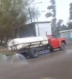 "Munipas nivel Dios": a pesar del temporal, el camión regador salió a esparcir agua por las calles de Coronel Suárez | Actualidad