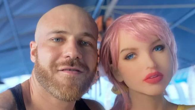 El fisicoculturista que se casó con una muñeca inflable, ahora dice que se "enamoró" de un cenicero | Internacionales