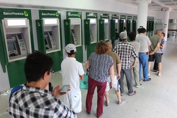 Los bancos harán cargas especiales de cajeros automáticos durante Semana Santa | Actualidad