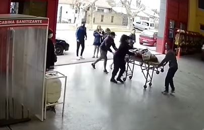 ¿Qué es la maniobra de Heimlich?: Así salvaron a una anciana que se atragantó | Actualidad