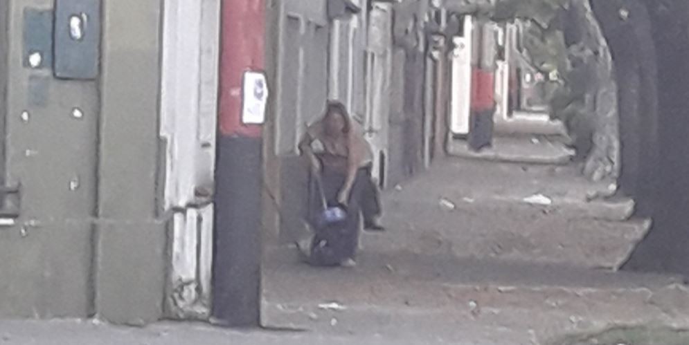 Rosario: un vecino sorprendió a la intendenta barriendo la vereda de su casa | Actualidad