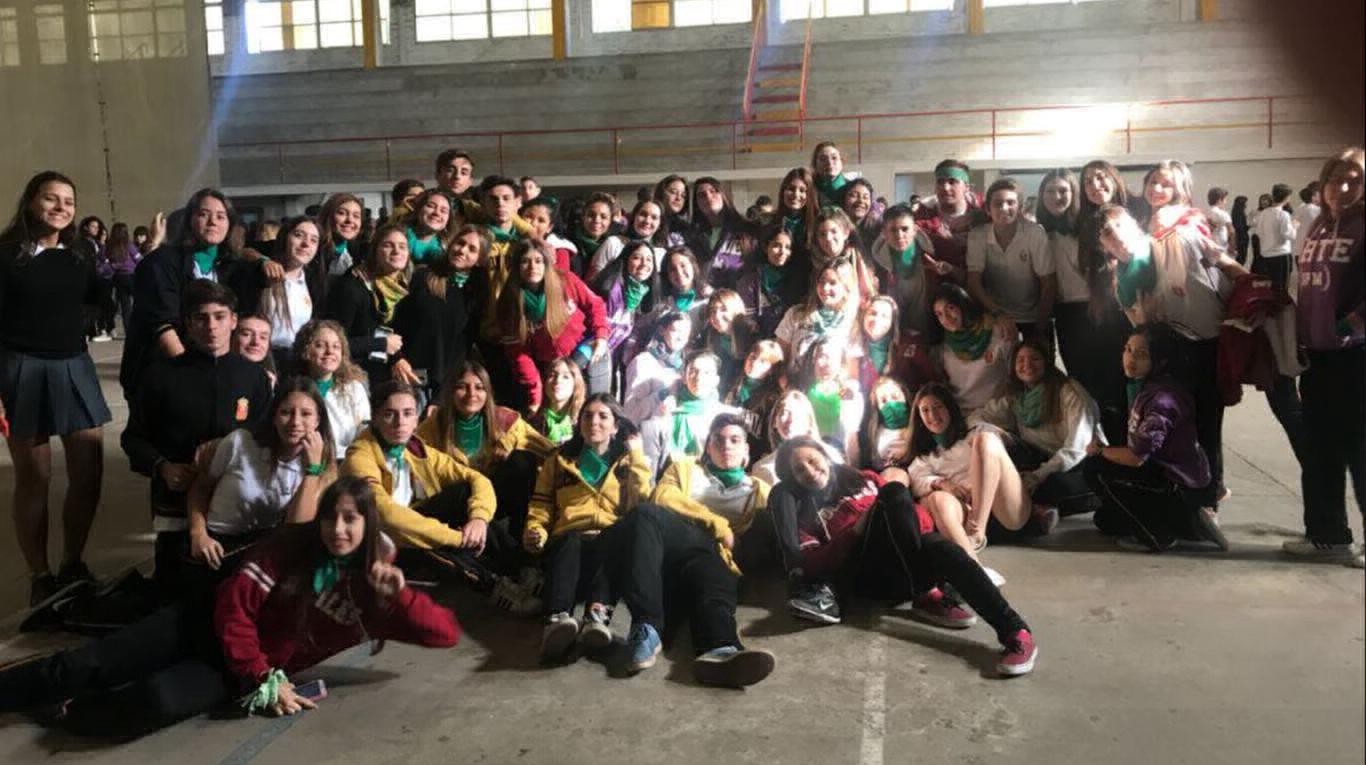 En un colegio católico les pidieron a los alumnos que pegaran carteles antiaborto y se rebelaron con pañuelos verdes | Actualidad