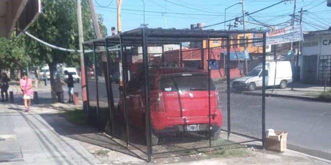 La insólita historia de la vecina que se hizo un garage para el auto en la vereda | Actualidad