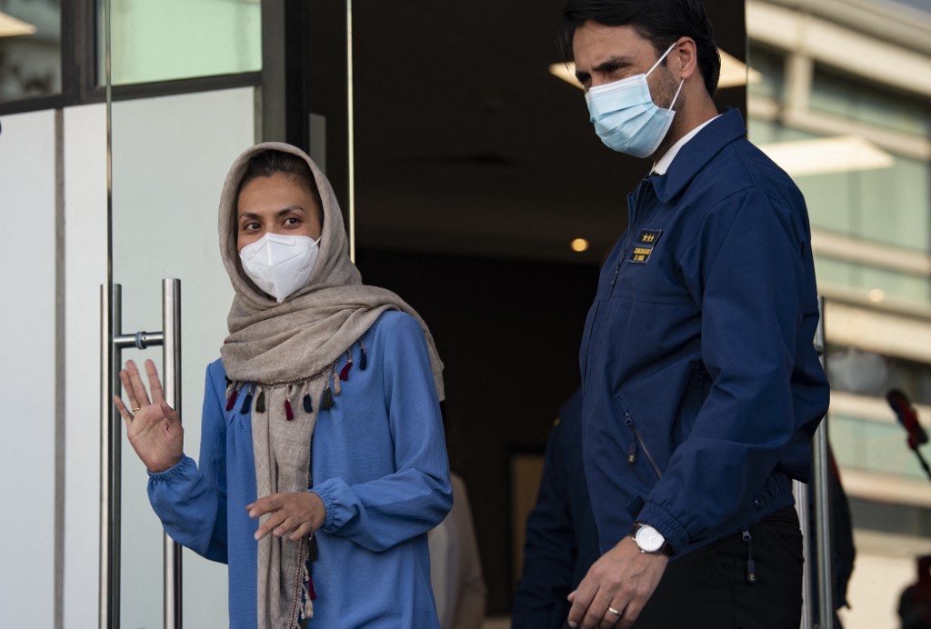 "Más mujeres están siendo reprimidas con latigazos y golpes", contó una docente afgana que logró escapar del país | Internacionales