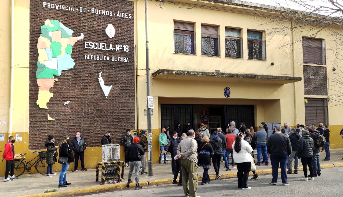 Al llegar a la mitad de la jornada eleccionaria, solo votó el 26% del padrón | Política