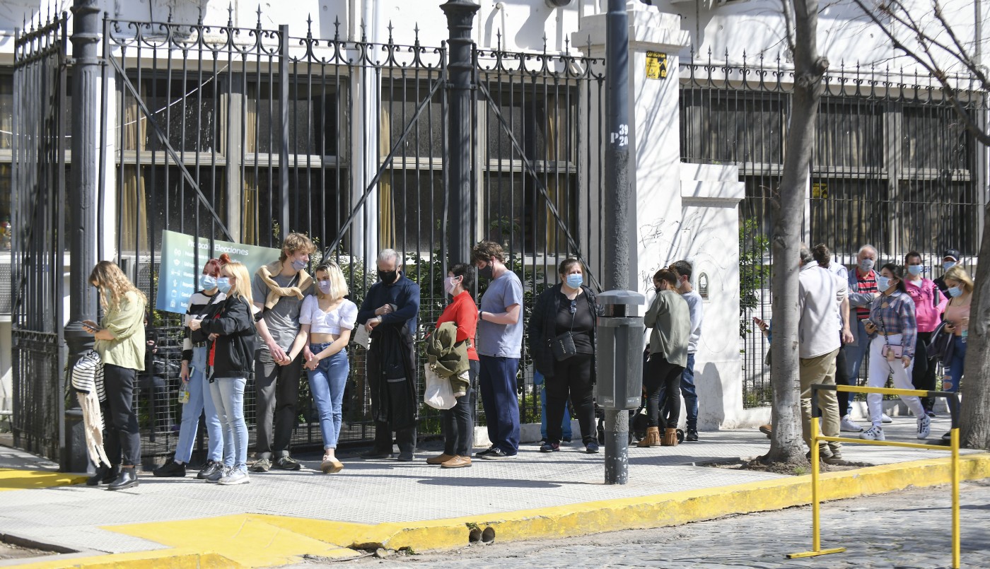 Se intensifica la llegada de gente a las escuelas: ya votó el 49% del padrón | Política