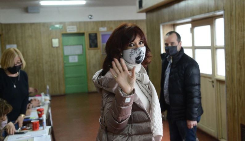 Cristina Fernández de Kirchner regresó a Buenos Aires y esperará los resultados en el búnker del Frente de Todos | Política