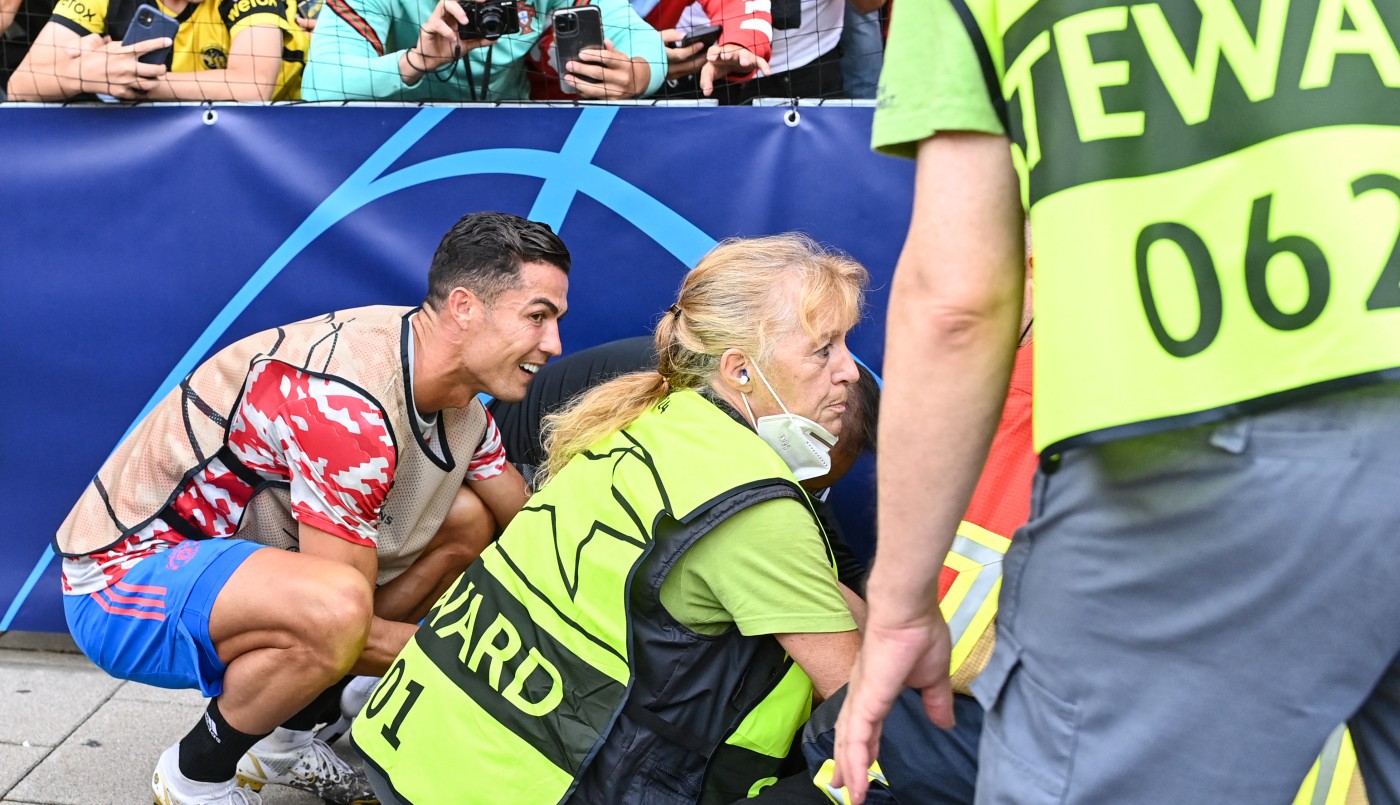 El momento en que Cristiano Ronaldo asiste a un guardia después de noquearlo de un pelotazo | Deportes