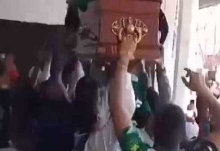 Video: barras de Chicago armaron un velorio dentro del club | Actualidad