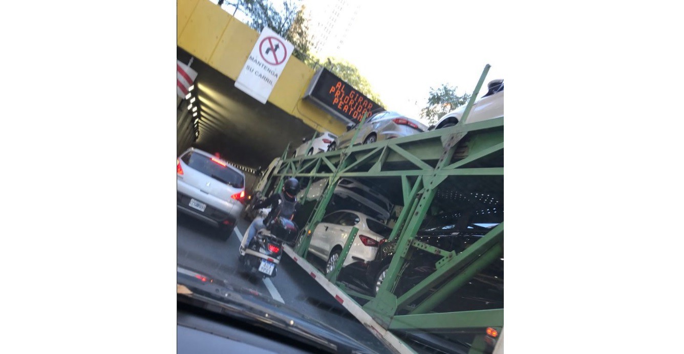 Un camión con autos 0Km quedó incrustado en Libertador | Actualidad