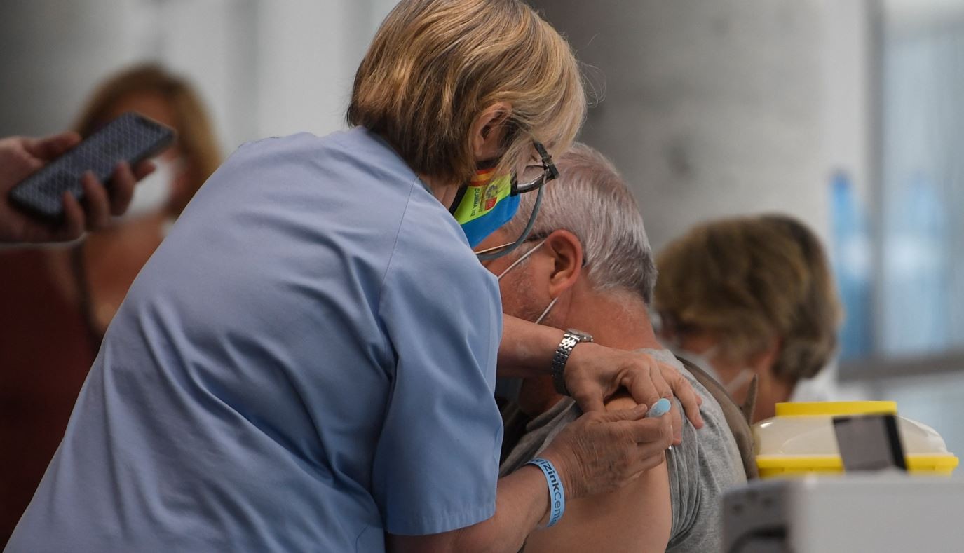 España aplicará una tercera dosis de la vacuna contra el coronavirus a adultos mayores y pacientes de riesgo | Internacionales