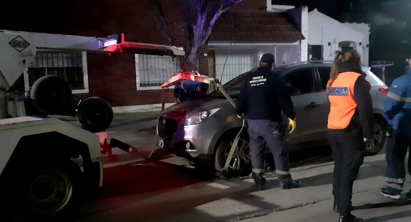 Alcoholizado, se “atrincheró” cuatro horas en su camioneta para evitar que la secuestren | Actualidad