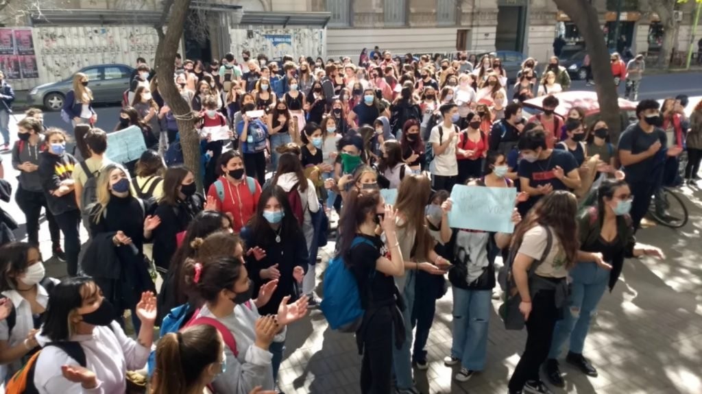 Estudiantes protestaron en Bahía Blanca porque esperaban una semana de asueto y no solo el martes 21 | Actualidad