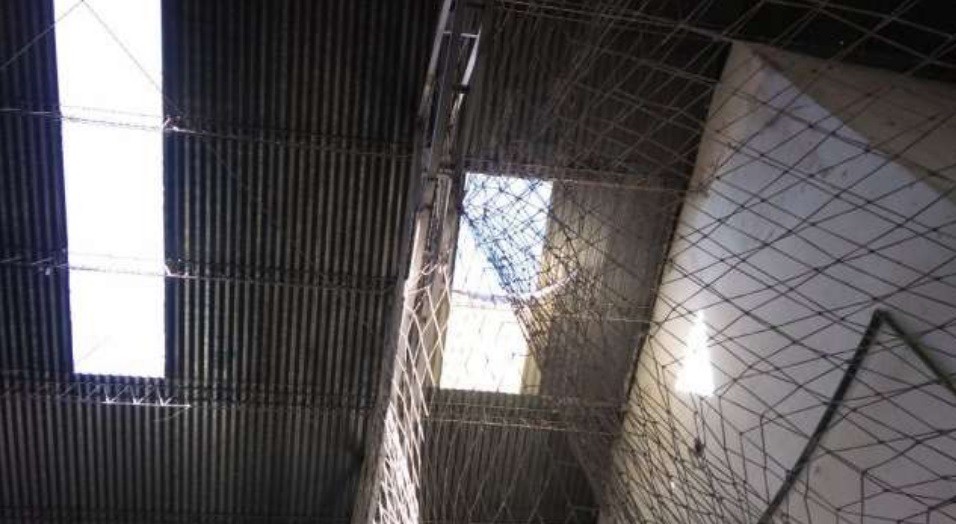 Estaba reparando el techo de una cancha de Fútbol 5, cayó al vacío y murió | Actualidad
