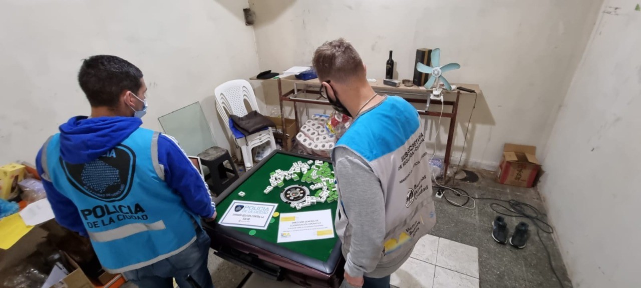 Vendía perfumes truchos en un local de Flores y atrás tenía un garito | Actualidad