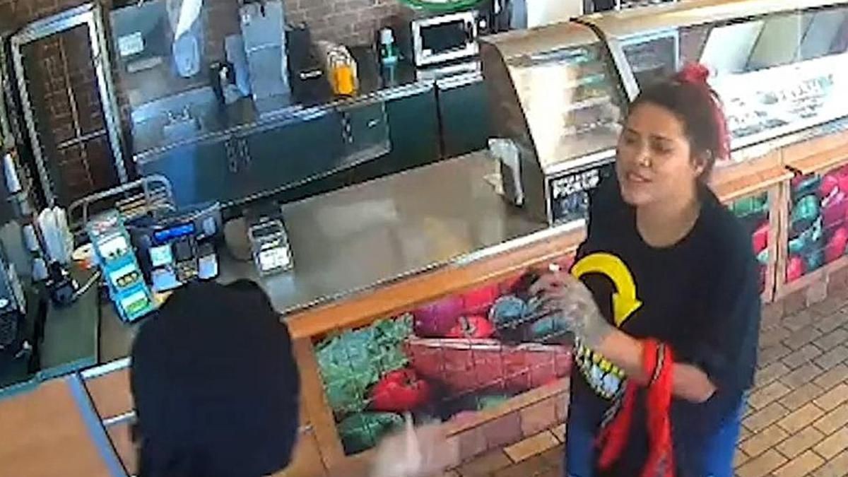 Una joven trabajadora desarmó y echó a un ladrón: ahora amenazan con despedirla del bar | Internacionales