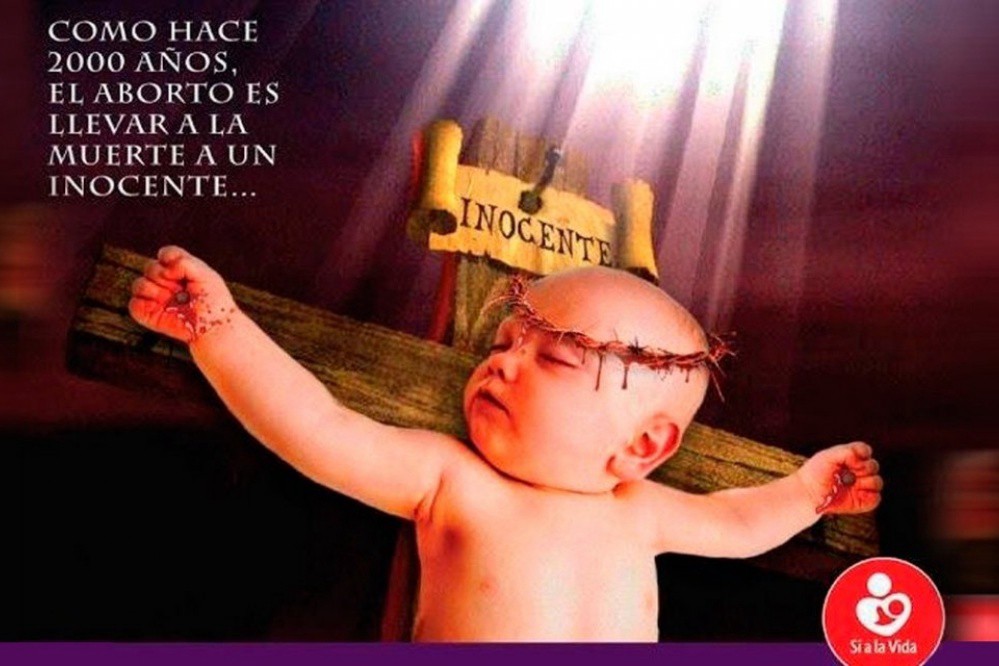 Polémica por un grupo antiabortista que promociona un evento con un bebé crucificado | Actualidad
