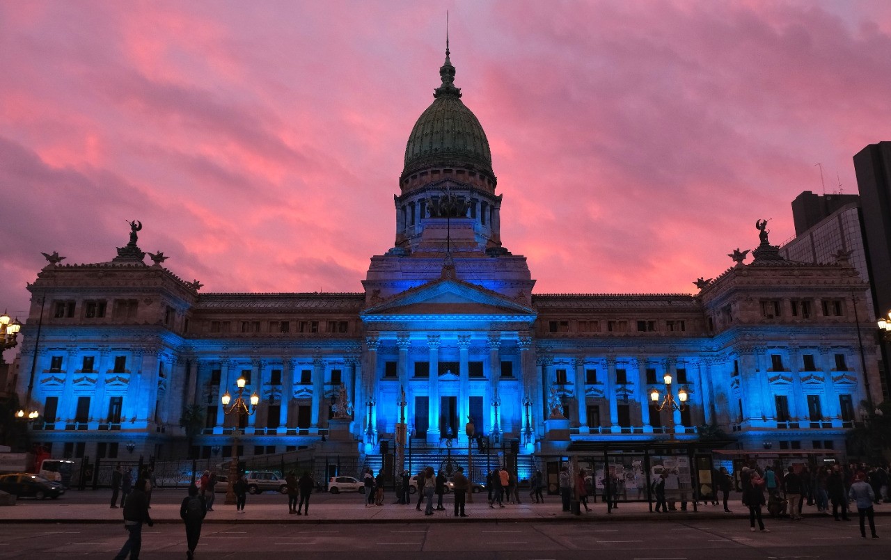 El Congreso fue iluminado de azul por el Día Nacional de las Personas Sordas | Política