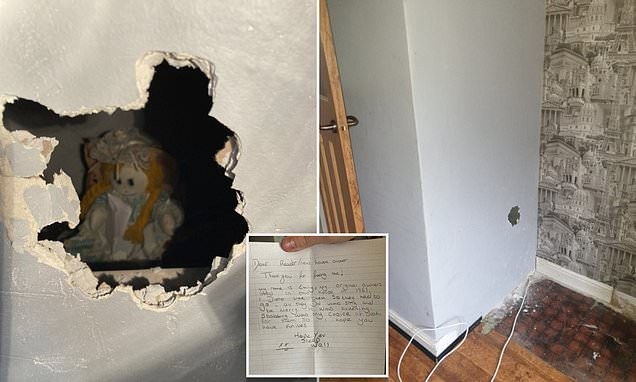 Halló una muñeca terrorífica y una carta entre las paredes de su nueva casa | Internacionales