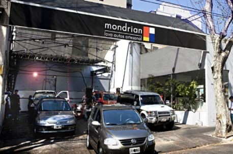 Lavaban un auto, vieron un arma adentro, llamaron al 911 y todo terminó a los tiros con tres detenidos | Actualidad