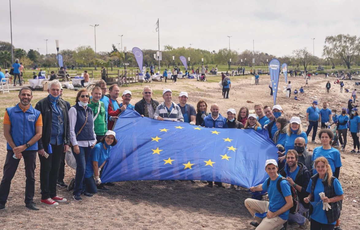 Embajadores europeos limpiaron basura en la costa del Río de la Plata | Política