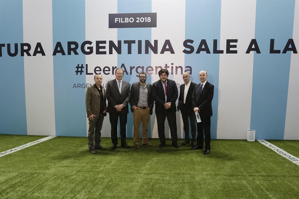 Críticas al pabellón futbolero que llevó Argentina a la Feria del Libro de Bogotá | Actualidad