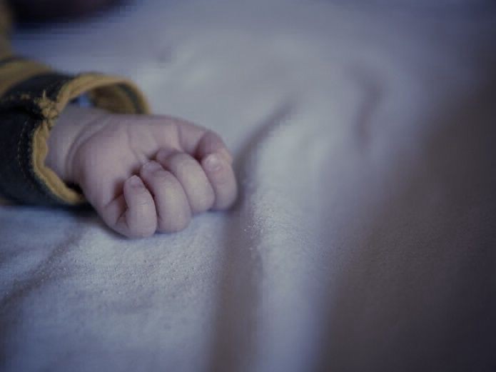 Una mujer tropezó, se le cayó su hijo de 6 meses desde un segundo piso y murió | Actualidad