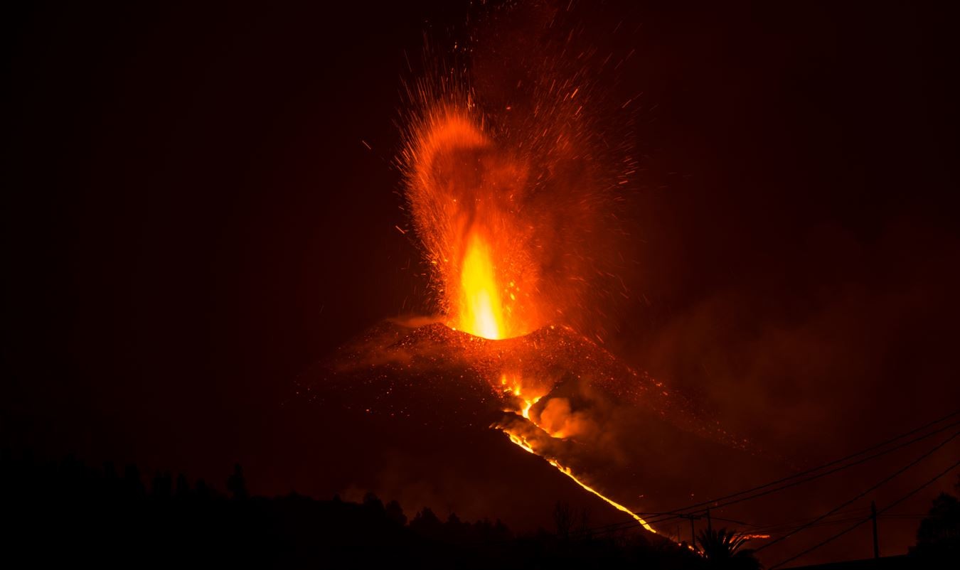 Aumenta la actividad explosiva en el volcán Cumbre Vieja y se abre una nueva boca eruptiva | Clima, naturaleza y medio ambiente