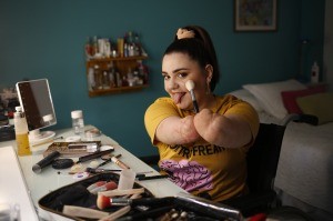 Maquilladora social sin manos: "Maquillo para empoderarme" | Actualidad