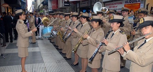 La banda de la Prefectura Naval rinde homenaje al Himno Nacional en su día | Actualidad