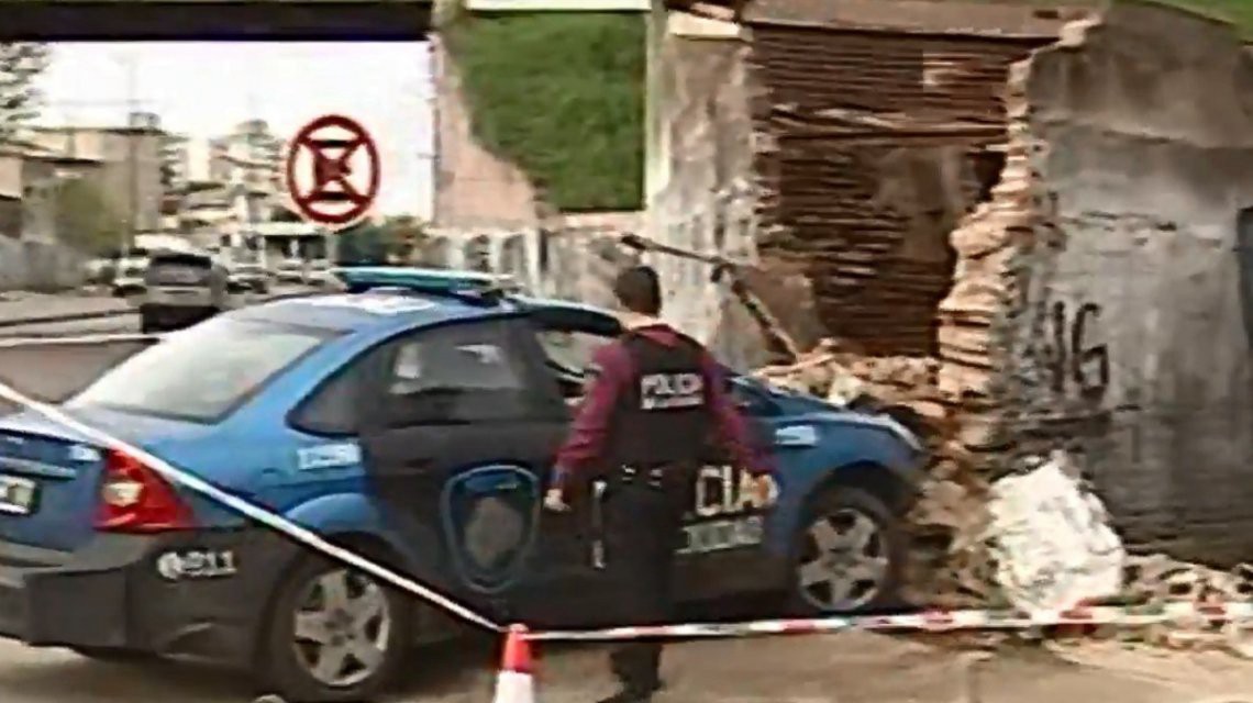 En medio de una persecución, un patrullero terminó incrustado en una casa | Actualidad