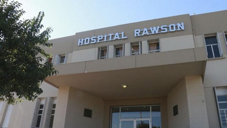 Se demoraron en atenderlo y rompió la puerta de la guardia a patadas | Actualidad