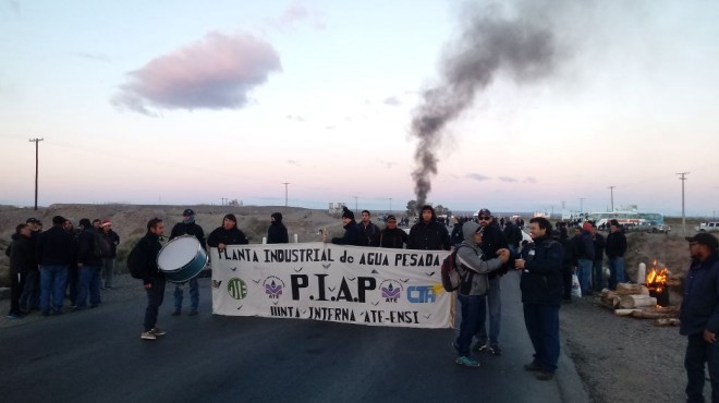 Neuquén: trabajadores de una planta de agua pesada cortan la ruta | Actualidad