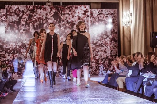 Celebridades se unen en un desfile por la concientización sobre el cáncer de mama | Actualidad