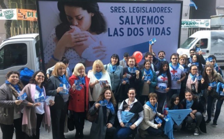Presentaron el pañuelo celeste contra la legalización del aborto | Actualidad