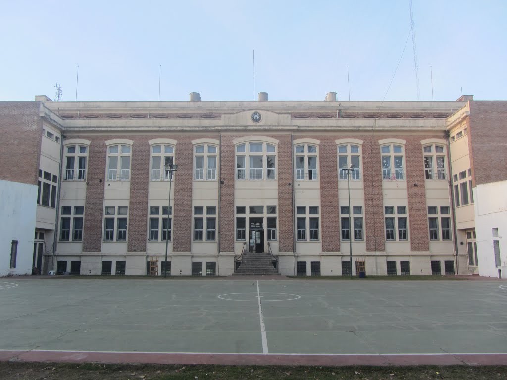 Más de 200 alumnos aislados en un colegio en Bernal por un brote de coronavirus | Actualidad