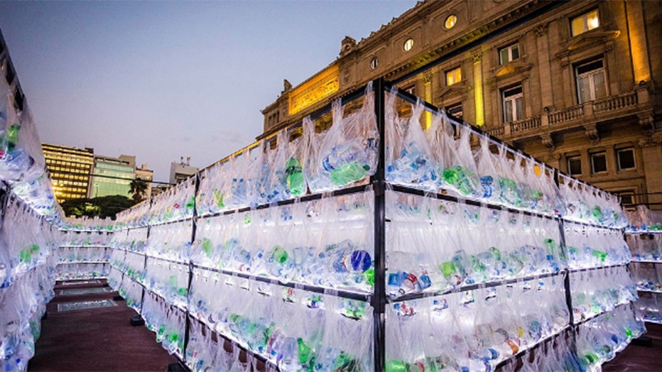 Por qué hay un laberinto de 15 mil botellas frente al Teatro Colón | Actualidad