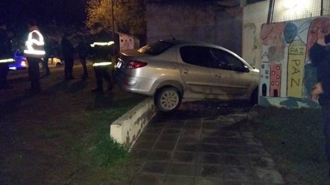 Una policía manejaba borracha e incrustó su auto en una escuela en Bahía Blanca | Actualidad
