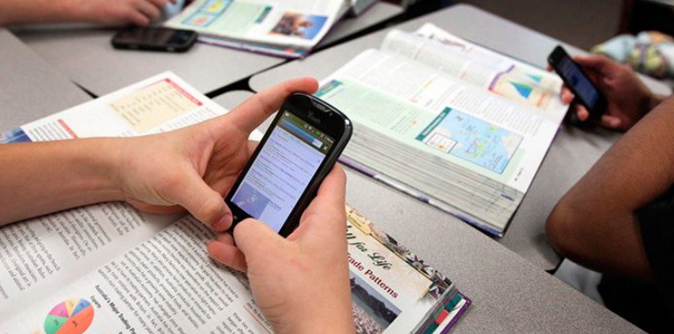 El gobierno bonaerense comprará 9 mil celulares para que alumnos secundarios los usen en el aula | Actualidad