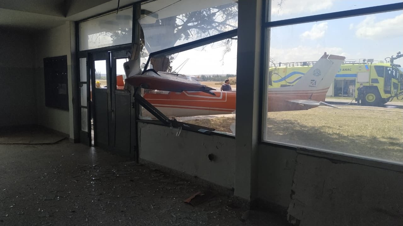 Perdió el control de la avioneta y terminó incrustado contra un edificio del aeropuerto de Neuquén | Actualidad