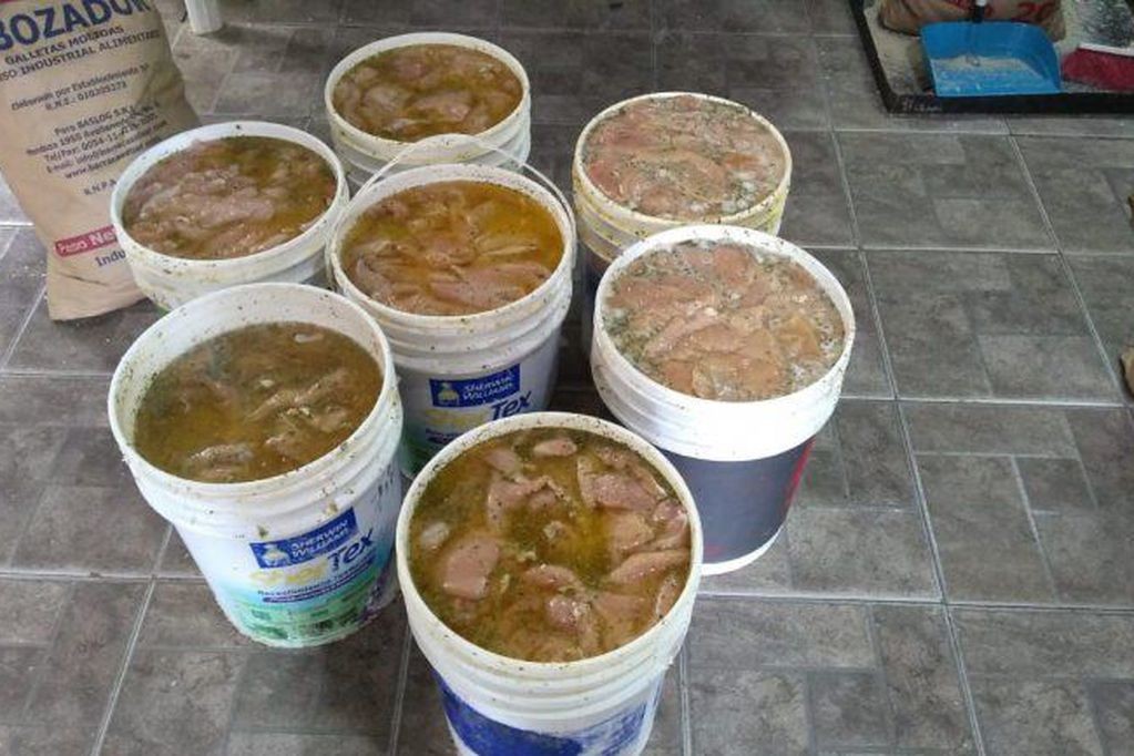 Clausuraron una fábrica de milanesas que almacenaba los preparados en tachos de pintura | Actualidad