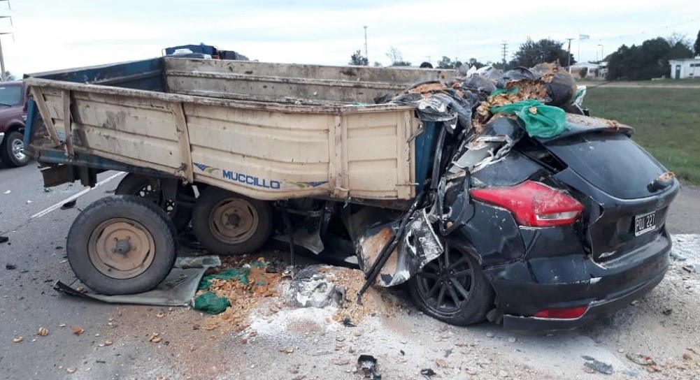 Horror en la ruta: se le desprendió el tráiler a un camión y mató a un joven con su hijita | Actualidad
