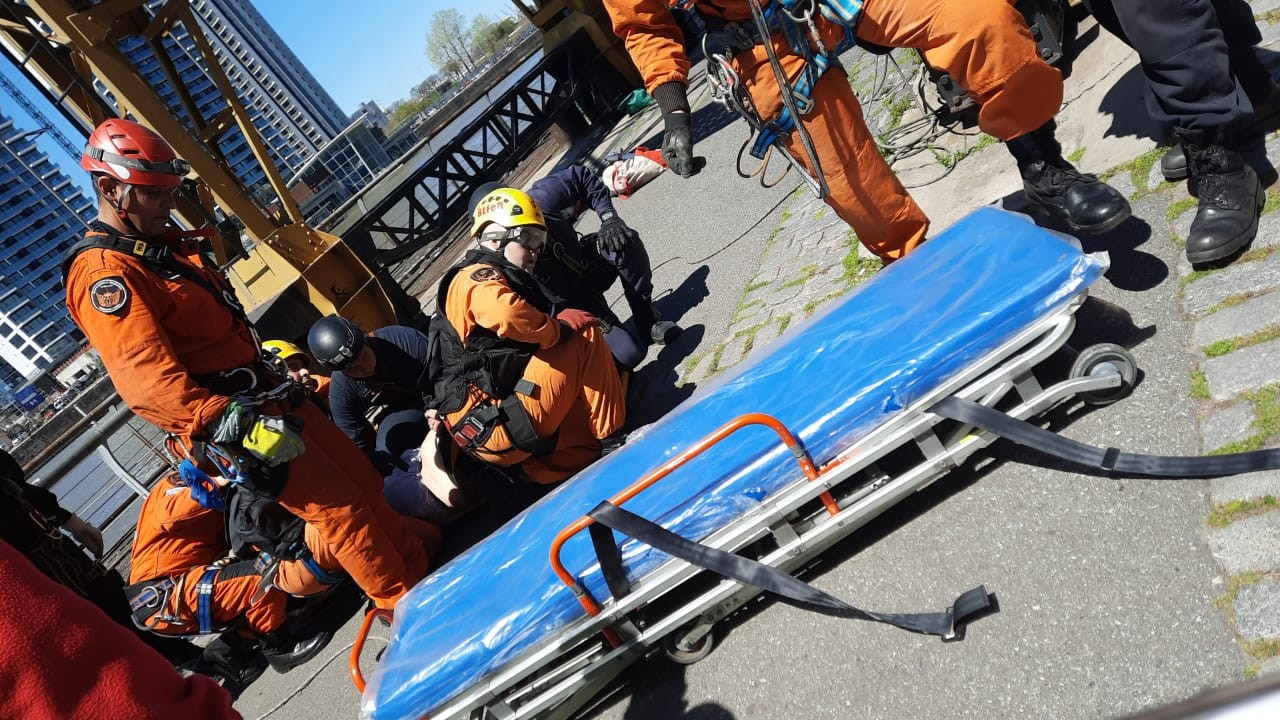 Video: los bomberos rescataron a un hombre que intentó saltar al vacío desde una grúa en Puerto Madero | Actualidad