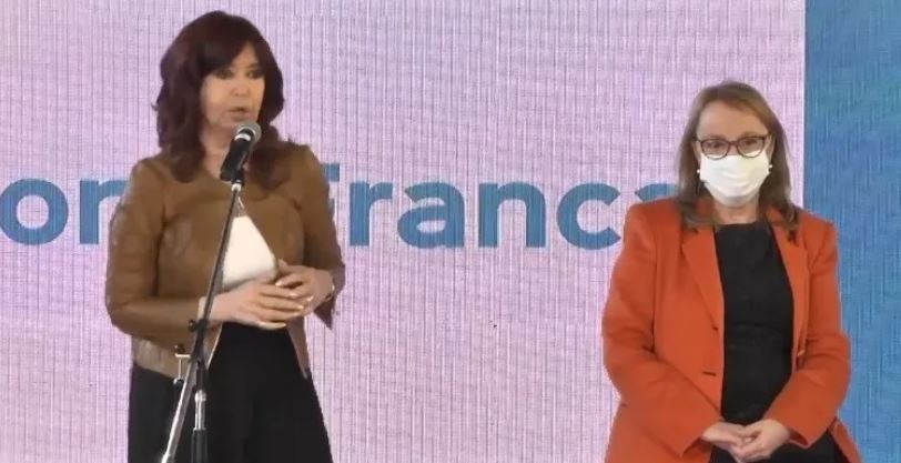 Cristina Fernández de Kirchner: "Los argentinos se merecerían mejores medios de comunicación para que no los amarguen tanto" | Política