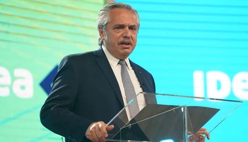 Alberto Fernández firmó el decreto para la conversión de planes sociales en empleo | Política